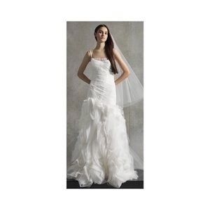 Vera Wang Lace Flange Wedding Dress